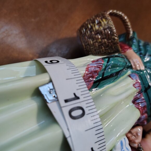 Vintage Mint Royal Doulton "The Orange Lady" Figurine - Picture 7 of 9